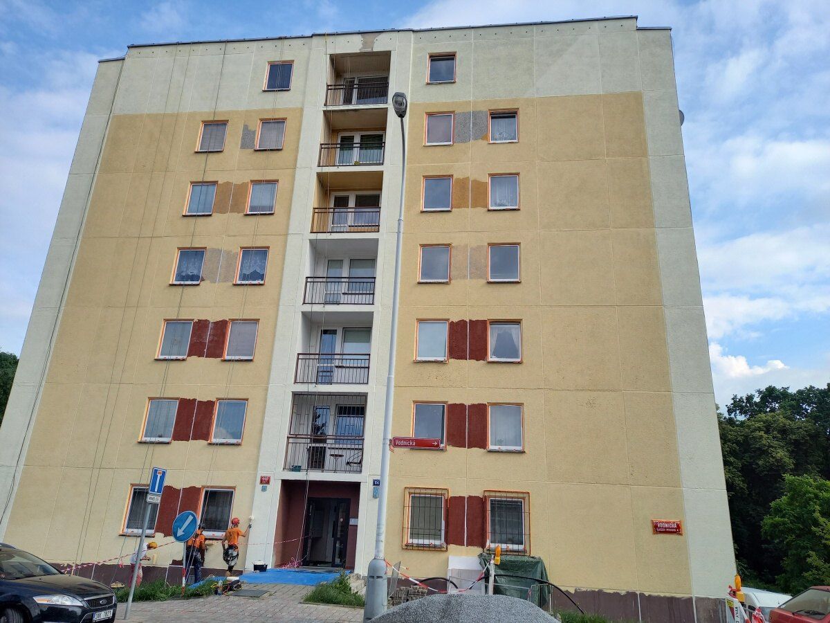 Oprava a nátěr panelového domu Pardubice