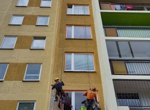 Oprava a nátěr panelového domu Pardubice