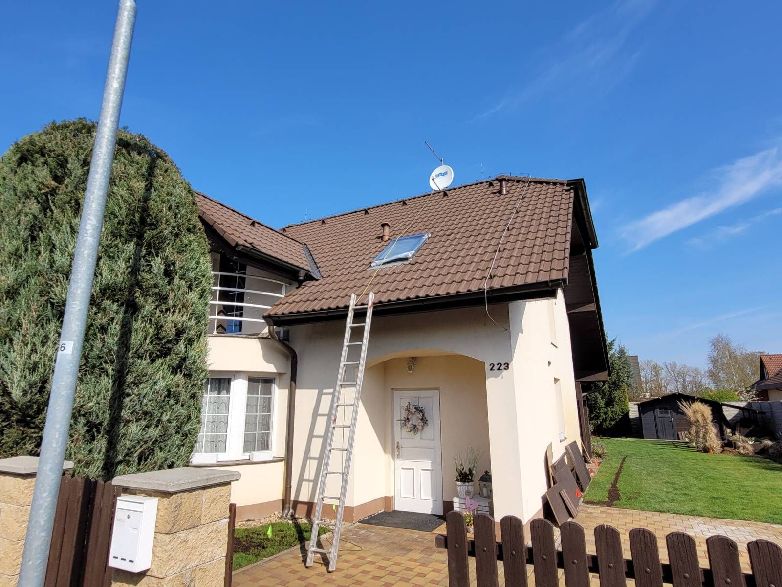 Čištění betonové střešní krytiny + hydrofobní ochrana