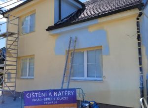 Čištění pálené střešní krytiny a nátěr fasády
