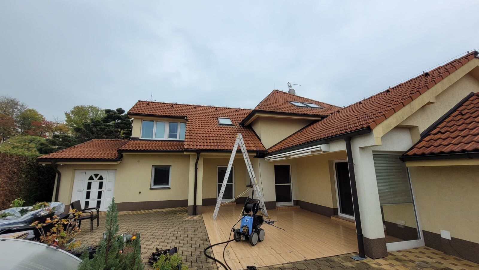 Čištění střechy a nátěr fasády