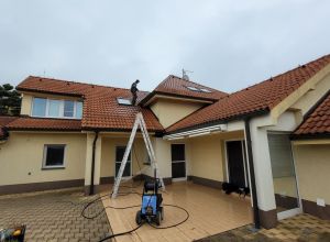 Čištění střechy a nátěr fasády