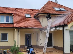 Čištění střechy a nátěr fasády