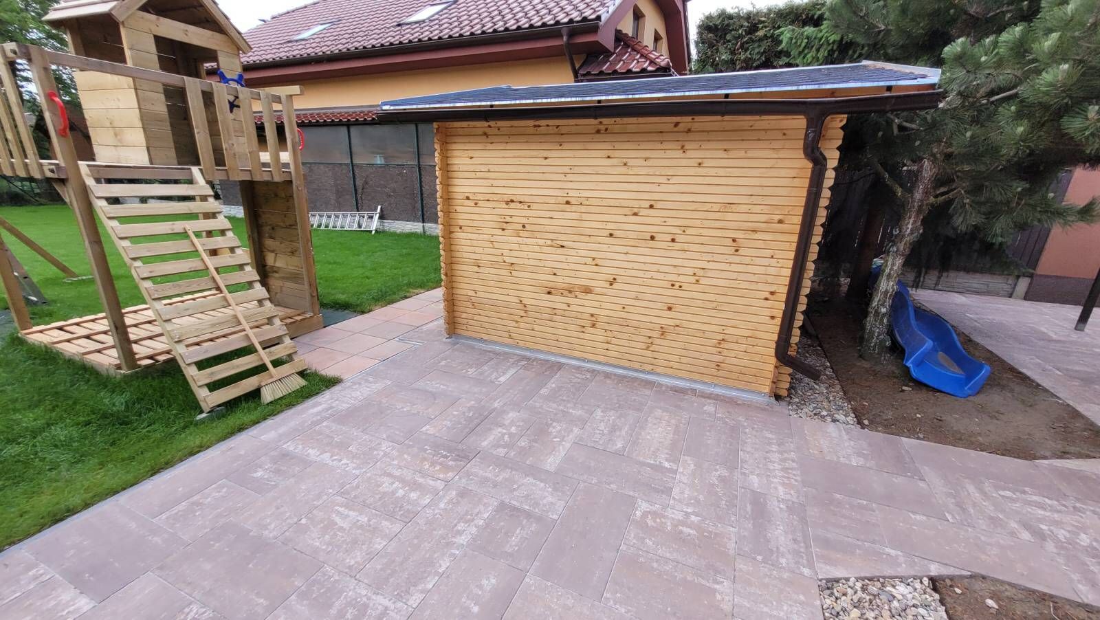 Čištění střešní krytiny, fasády a dlažby Heřmanův Městec