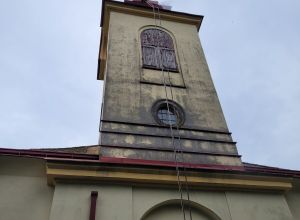 Čištění, nátěr věže a střechy kostela  Jičín
