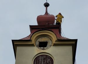 Čištění, nátěr věže a střechy kostela  Jičín