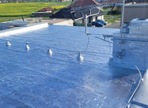 Ochranný nátěr reflexol na starší asfaltovou střechu Dražkovice