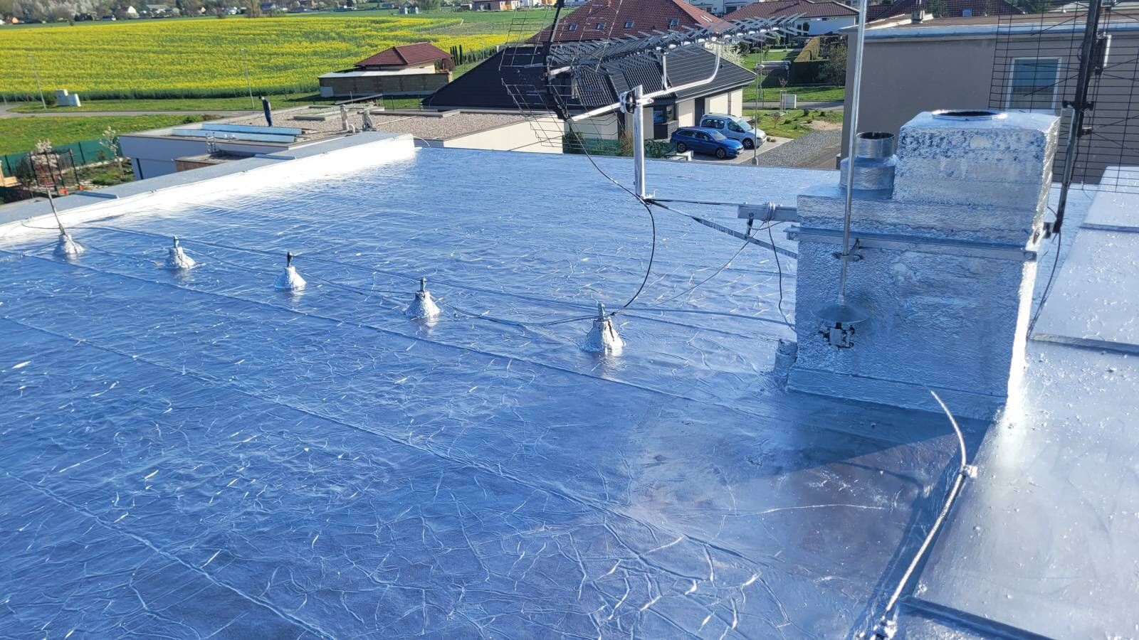 Ochraný nátěr reflexol na starší asfaltovou střechu Dražkovice