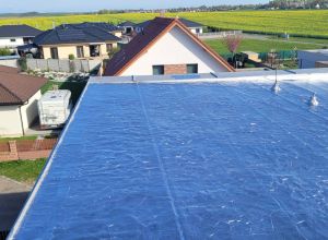 Ochranný nátěr reflexol na starší asfaltovou střechu Dražkovice