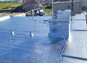 Ochranný nátěr reflexol na starší asfaltovou střechu Dražkovice