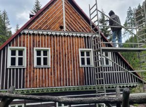 Renovace nátěru roubené chalupy Ministerstva zemědělství Malá Úpa