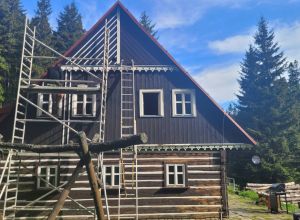 Renovace nátěru roubené chalupy Ministerstva zemědělství Malá Úpa