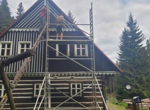 Renovace nátěru roubené chalupy Ministerstva zemědělství Malá Úpa