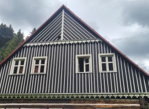 Renovace nátěru roubené chalupy Ministerstva zemědělství Malá Úpa