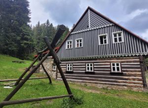 Renovace nátěru roubené chalupy Ministerstva zemědělství Malá Úpa