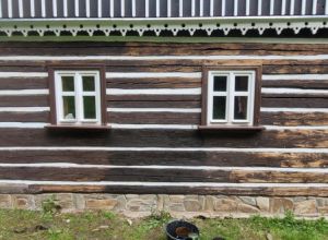 Renovace nátěru roubené chalupy Ministerstva zemědělství Malá Úpa