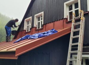 Renovace nátěru roubené chalupy Ministerstva zemědělství Malá Úpa