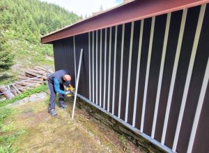 Renovace nátěru roubené chalupy Ministerstva zemědělství Malá Úpa