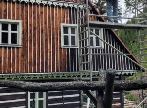 Renovace nátěru roubené chalupy Ministerstva zemědělství Malá Úpa