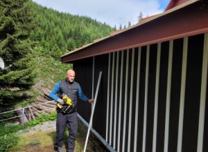 Renovace nátěru roubené chalupy Ministerstva zemědělství Malá Úpa