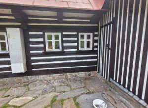 Renovace nátěru roubené chalupy Ministerstva zemědělství Malá Úpa