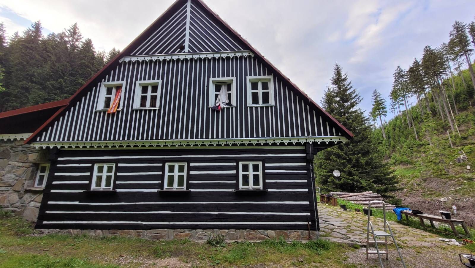 Renovace nátěru roubené chalupy Ministerstva zemědělství