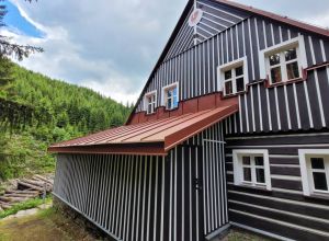 Renovace nátěru roubené chalupy Ministerstva zemědělství Malá Úpa