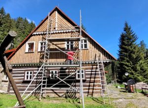 Renovace nátěru roubené chalupy Ministerstva zemědělství Malá Úpa