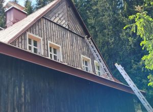 Renovace nátěru roubené chalupy Ministerstva zemědělství Malá Úpa