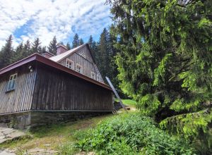 Renovace nátěru roubené chalupy Ministerstva zemědělství Malá Úpa