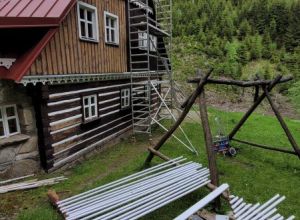 Renovace nátěru roubené chalupy Ministerstva zemědělství Malá Úpa