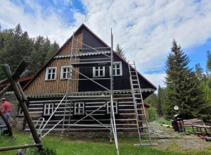 Renovace nátěru roubené chalupy Ministerstva zemědělství Malá Úpa