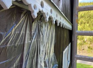 Renovace nátěru roubené chalupy Ministerstva zemědělství Malá Úpa