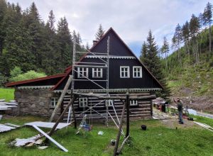 Renovace nátěru roubené chalupy Ministerstva zemědělství Malá Úpa