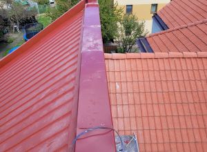 Zateplení štítové zdi, strukturovaná omitka, klempířské práce