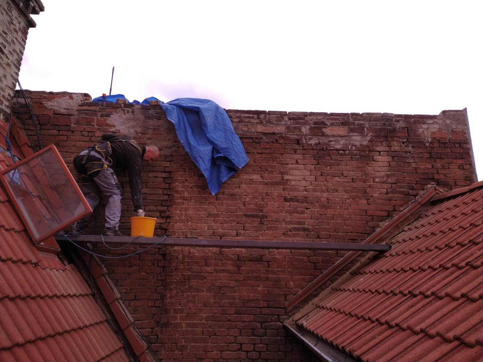 Zateplení štítové zdi, strukturovaná omitka, klempířské práce